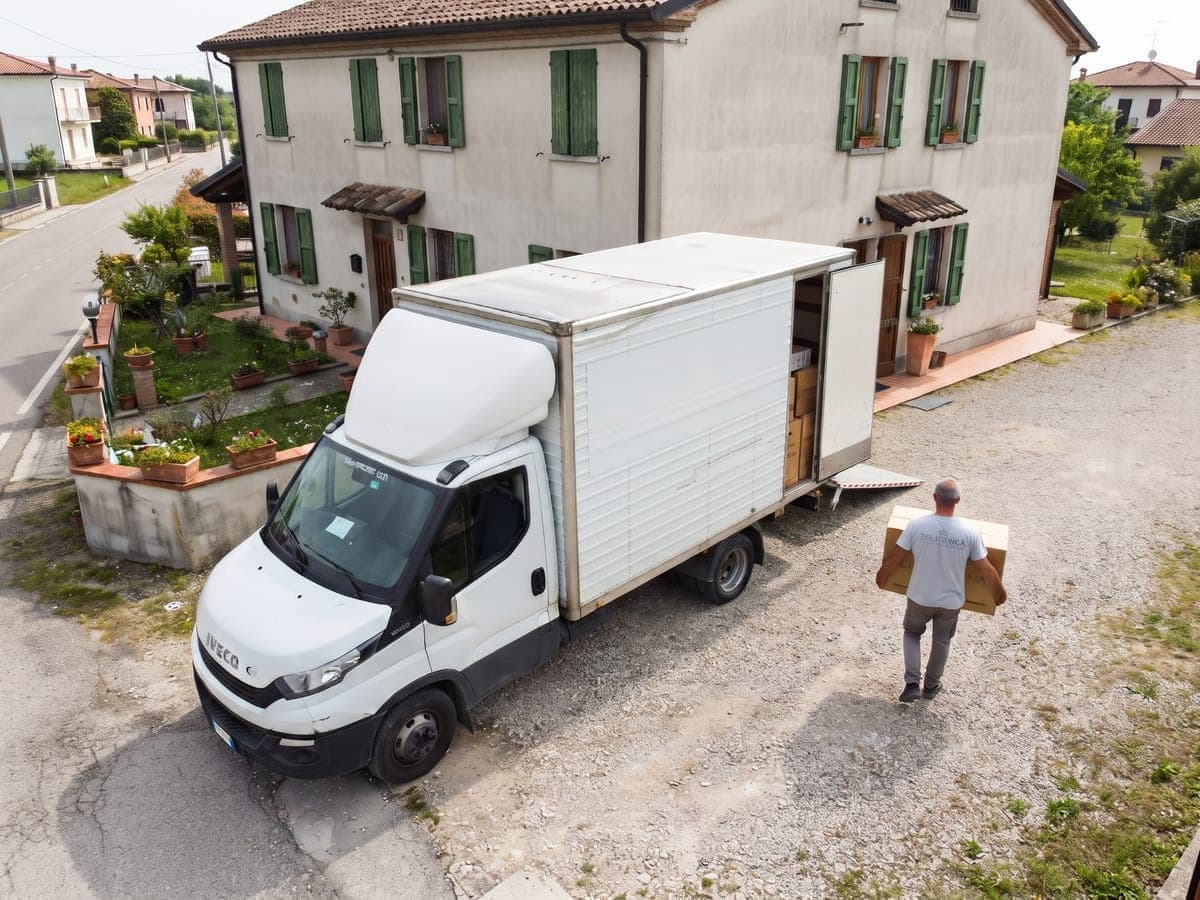 Furgone Poliedrica e operatore durante lo scarico di un trasloco presso un'abitazione